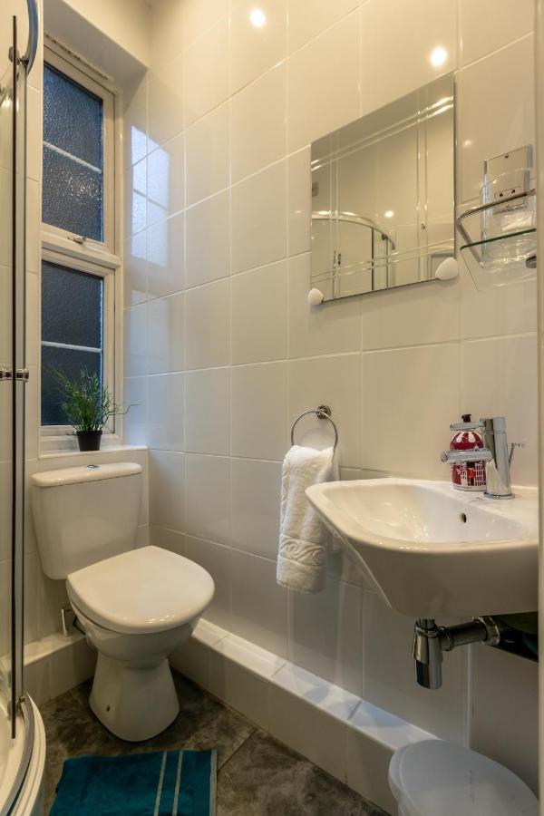 The Wanderlust - 1 Bedroom Apartment L Sleeps 4 With Sofa Bed L Prime Location Plus Free Wifi L Perfect For Business & Leisure Travelers L 15Percent Off Weekly & 20Percent Off Monthly Stays! London Luaran gambar